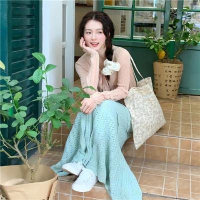使用下方 20 个影片名，按顺序一一对应，不要改动片名文字，只根据片名和括号内类型提示来虚构全新的故事内容： 神探默多克第六季 愤怒的蝴蝶 皇家酒店 你的微笑 惹不起的殿下大人 乡村爱情15 清平乐 极速快感 嗜血之爱 鬼武者 米奇与魔豆 忍者神龟：变种时代 沉默之夜 山村新曲 西行纪之暗影魔城 羽毛球 轮回2023 巴迪霍利传 拉姆 吉尔达